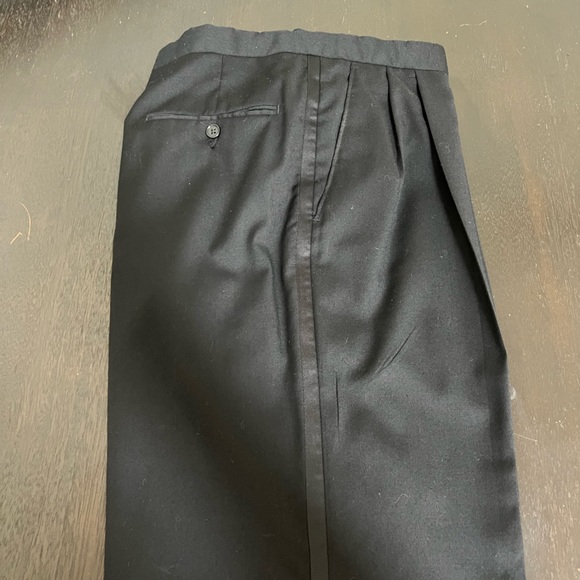 Hart Schaffner Marx Black Tuxedo. 40 Regular, Pant 34/31 - Picture 10 of 10